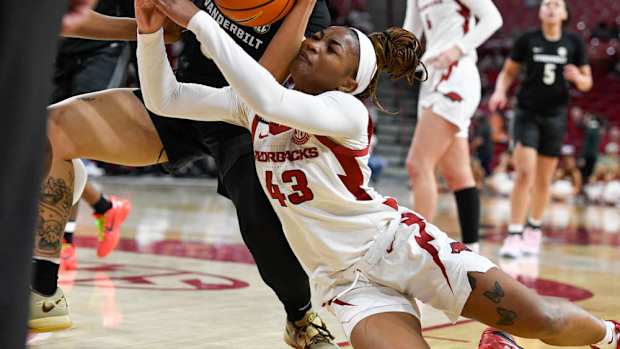 Razorbacks' Makayla Daniels goes after ball against Vanderbilt